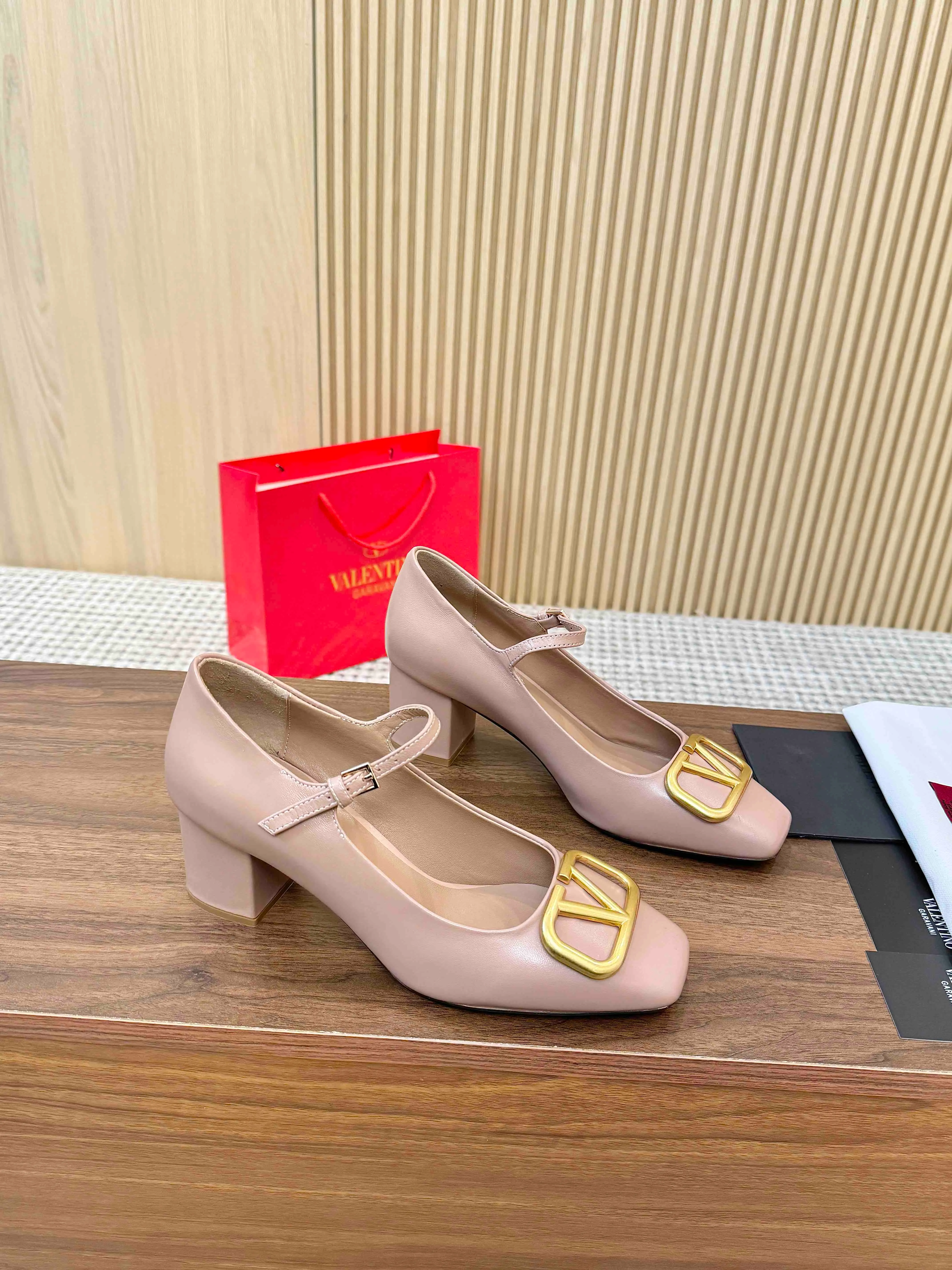 👟👟Ex-factory price 460👟👟 Genuine leather sole + 40 Valentino. Large v-buckle sandals ㊙️Latest series of counters Authentic grade version with perfect details. Authentic products are made one to one. All details are consistent with genuine ones. The upper foot is very pedicure type. The key point is that it is very good and easy to control. It does not grind the feet and does not tire the feet. Walking artifact, exclusive mold opening. The highest version on the market. Fabric: imported mixed sheepskin, lining and foot pads are all sheepskin. Code number (34 to 42) Customized sizes 34 and 42 are non-returnable and non-exchangeable. Heel height: 7.5CM. Rubber sole, leather sole +40